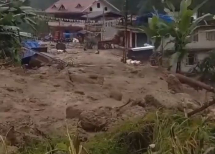 सिक्किम में लैंडस्लाइड से भारी तबाही, कई घर टूटे; पहाड़ी से गांव की ओर बहता दिखा मलबा