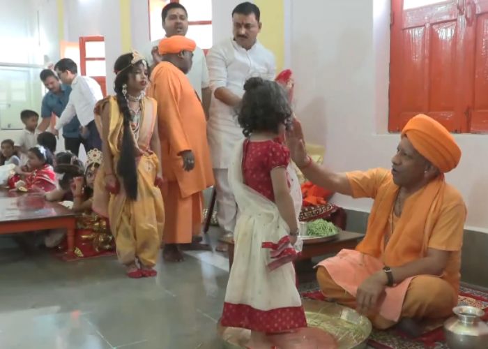 CM योगी ने गोरखनाथ मंदिर में नवमी पर किया कन्या पूजन, कन्याओं के चरण पखारकर लिया आशीर्वाद