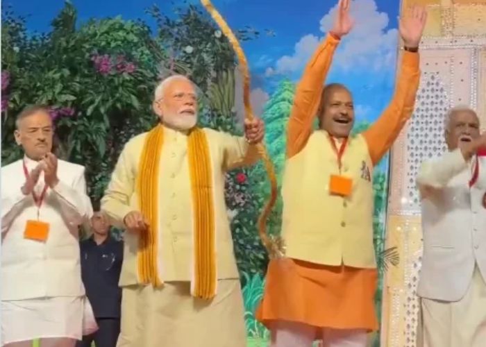 दशहरा समारोह में बोले PM मोदी,’मां भारती के दुश्मनों को पहचानना होगा उन्हें हराना होगा’